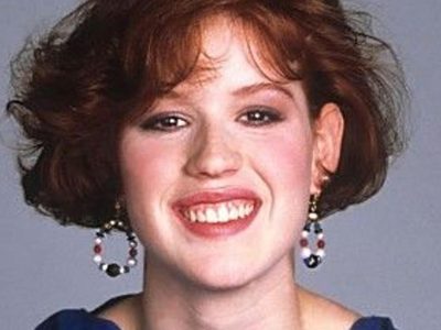 Molly Ringwald – All Body Measurements Including Boobs, Waist, Hips and More