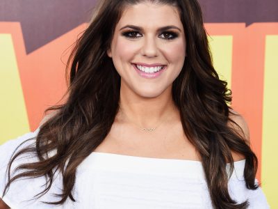Molly Tarlov – All Body Measurements Including Boobs, Waist, Hips and More